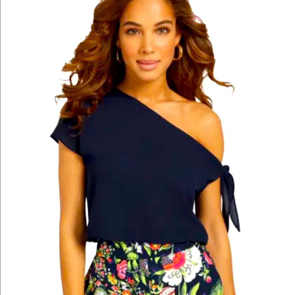 New York and company size large cold shoulder tie top
